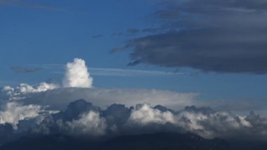 Yumuşak Beyaz ve Yumuşak Bulutlar Mavi Gökyüzünde Yüzüyor