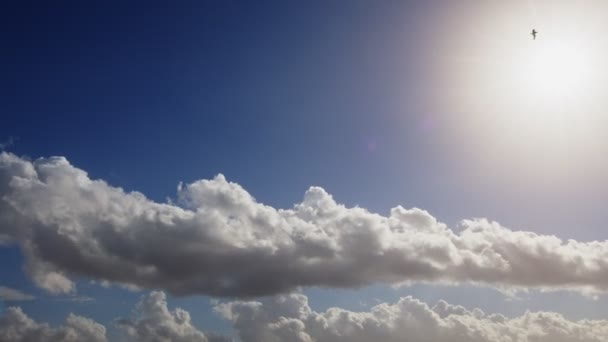 轻柔的白云飘浮在蓝天上 — 图库视频影像