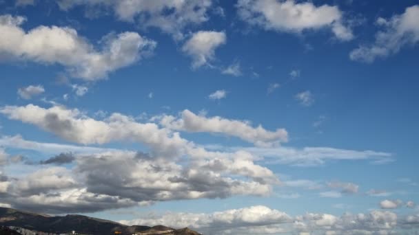 Nuvens Suaves Brancas Fofas Flutuando Céu Azul — Vídeo de Stock
