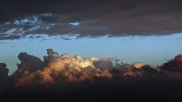 Темно Пушистые Облака Райни Тим Хемсворт — стоковое видео