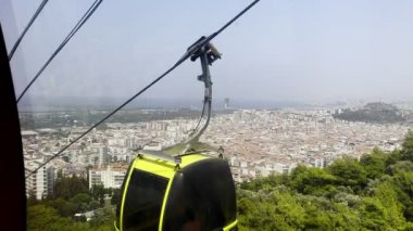 Doğada Dağ 'a Seyahat Eden Kablolu Araba 