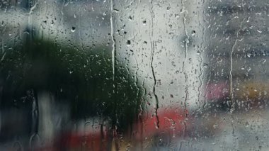 Yağmur Damlaları Pencere Camı 'na akıyor