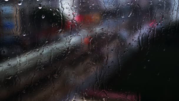 Esőcseppek Ablaküvegre Folynak — Stock videók