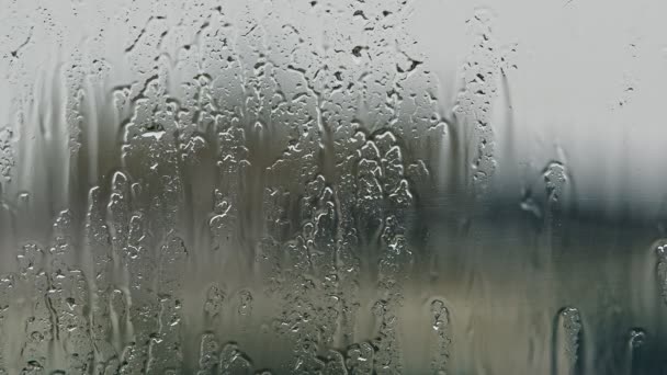 Βροχή Σταγόνες Ρέει Στο Γυαλί Παράθυρο — Αρχείο Βίντεο