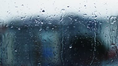Yağmur Damlaları Pencere Camı 'na akıyor