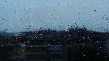Yağmur Damlaları Pencere Camı 'na akıyor