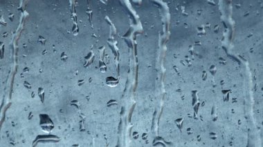 Yağmur Damlaları Pencere Camı 'na akıyor