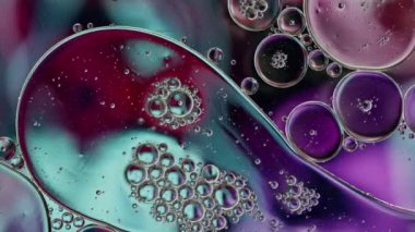 Soyut Renkli Gıda Yağı Kabarcıkları ve küreler Bir Yüzeye Akıyor