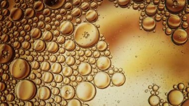 Soyut Renkli Gıda Yağı Kabarcıkları ve küreler Bir Yüzeye Akıyor