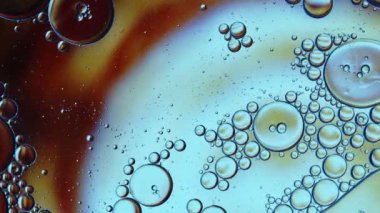 Soyut Renkli Gıda Yağı Kabarcıkları ve küreler Bir Yüzeye Akıyor