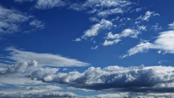 天空时间消逝上的柔和白雨云 — 图库视频影像