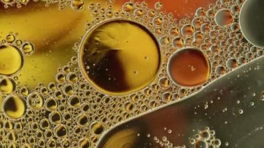Soyut Renkli Gıda Yağı Kabarcıkları ve küreler Bir Yüzeye Akıyor