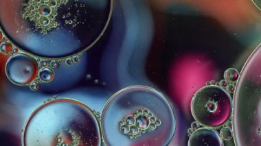 Soyut Renkli Gıda Yağı Kabarcıkları ve küreler Bir Yüzeye Akıyor
