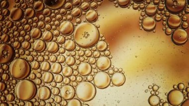 Soyut Renkli Gıda Yağı Kabarcıkları ve küreler Bir Yüzeye Akıyor