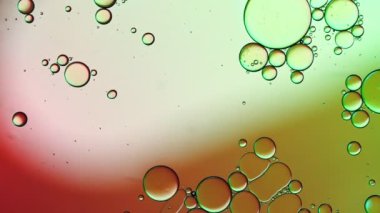 Soyut Renkli Gıda Yağı Kabarcıkları ve küreler Bir Yüzeye Akıyor