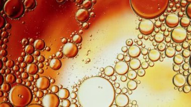 Soyut Renkli Gıda Yağı Kabarcıkları ve küreler Bir Yüzeye Akıyor