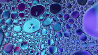 Soyut Renkli Gıda Yağı Kabarcıkları ve küreler Bir Yüzeye Akıyor