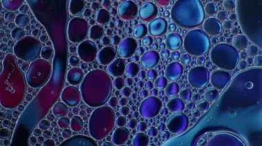 Soyut Renkli Gıda Yağı Kabarcıkları ve küreler Bir Yüzeye Akıyor