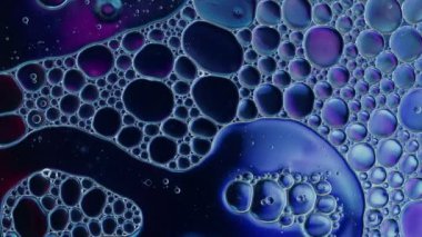 Soyut Renkli Gıda Yağı Kabarcıkları ve küreler Bir Yüzeye Akıyor