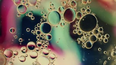 Soyut Renkli Gıda Yağı Kabarcıkları ve küreler Bir Yüzeye Akıyor