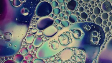 Soyut Renkli Gıda Yağı Kabarcıkları ve küreler Bir Yüzeye Akıyor