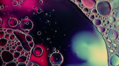 Soyut Renkli Gıda Yağı Kabarcıkları ve küreler Bir Yüzeye Akıyor
