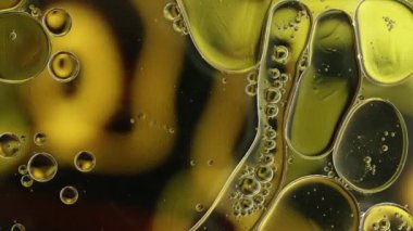 Soyut Renkli Gıda Yağı Kabarcıkları ve küreler Bir Yüzeye Akıyor