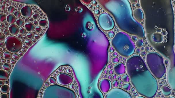 Abstraktní Barevné Kapky Potravinového Oleje Bubliny Koule Tekoucí Vodě — Stock video