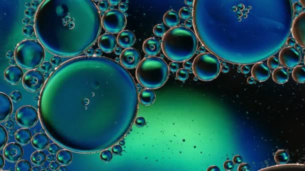 抽象的な多彩な食糧オイルは泡を落とし 表面に流れる球 — ストック動画