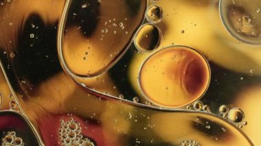 Soyut Renkli Gıda Yağı Kabarcıkları ve küreler Bir Yüzeye Akıyor