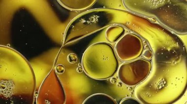 Soyut Renkli Gıda Yağı Kabarcıkları ve küreler Bir Yüzeye Akıyor