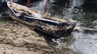 Eski Kullanılamaz Balıkçı Teknesi Deniz kenarında