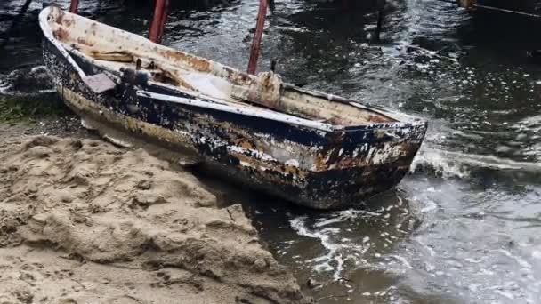 海の近くの砂の上の古い使えなくなった漁船 — ストック動画