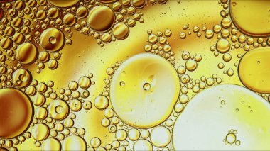 Soyut Renkli Gıda Yağı Damlaları Su yüzeyine akan kabarcıklar ve küreler, makro Fotoğrafçılık