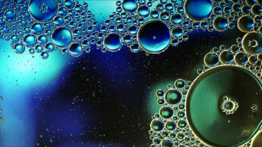 Soyut Renkli Gıda Yağı Damlaları Su yüzeyine akan kabarcıklar ve küreler, makro Fotoğrafçılık