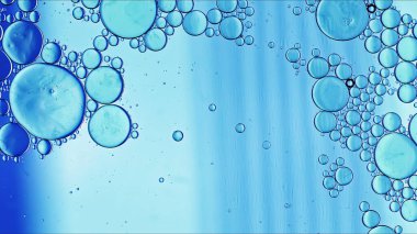 Soyut Renkli Gıda Yağı Damlaları Su yüzeyine akan kabarcıklar ve küreler, makro Fotoğrafçılık