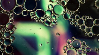 Soyut Renkli Gıda Yağı Damlaları Su yüzeyine akan kabarcıklar ve küreler, makro Fotoğrafçılık