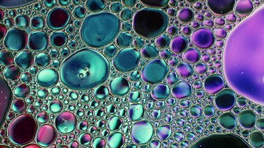 Soyut Renkli Gıda Yağı Damlaları Su yüzeyine akan kabarcıklar ve küreler, makro Fotoğrafçılık