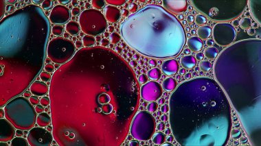 Soyut Renkli Gıda Yağı Damlaları Su yüzeyine akan kabarcıklar ve küreler, makro Fotoğrafçılık