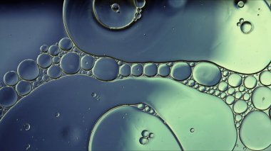 Soyut Renkli Gıda Yağı Damlaları Su yüzeyine akan kabarcıklar ve küreler, makro Fotoğrafçılık