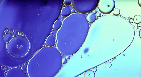 彩色食品油滴在水面上流动的气泡和球体宏观摄影 免版税图库照片