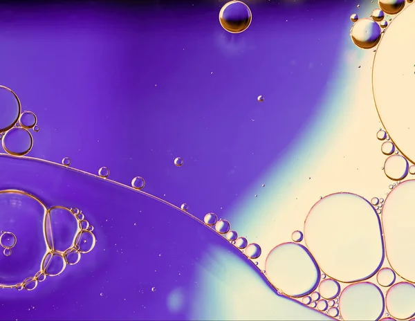 Красочные Капли Пищевого Масла Пузырьки Сферы Текущие Поверхности Воды Макрофотография Стоковое Изображение