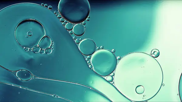 彩色食品油滴在水面上流动的气泡和球体宏观摄影 免版税图库图片
