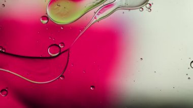 Soyut Renkli Gıda Yağı Kabarcıkları ve küreler Su yüzeyine akıyor