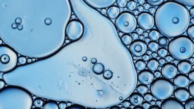 Soyut Renkli Gıda Yağı Kabarcıkları ve küreler Su yüzeyine akıyor