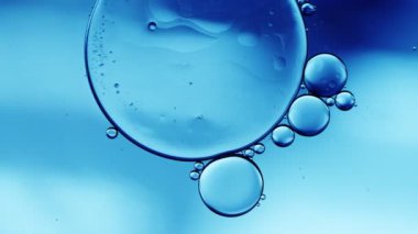 Soyut Renkli Gıda Yağı Kabarcıkları ve küreler Su yüzeyine akıyor