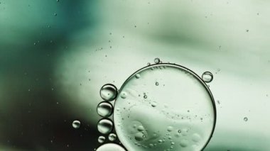 Soyut Renkli Gıda Yağı Kabarcıkları ve küreler Su yüzeyine akıyor