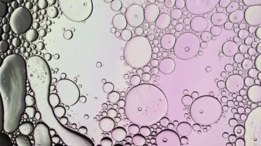 Soyut Renkli Gıda Yağı Kabarcıkları ve küreler Su yüzeyine akıyor