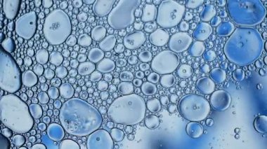 Soyut Renkli Gıda Yağı Kabarcıkları ve küreler Su yüzeyine akıyor