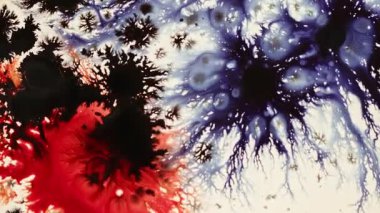 Mürekkep Boyası Düşürme Bir Yüzey Arkaplanına Yayıldı